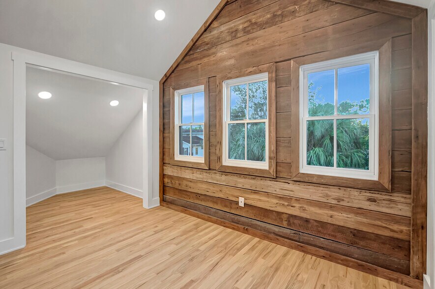 More Photos Of 2111 Cleveland St, Tampa Office For Sale