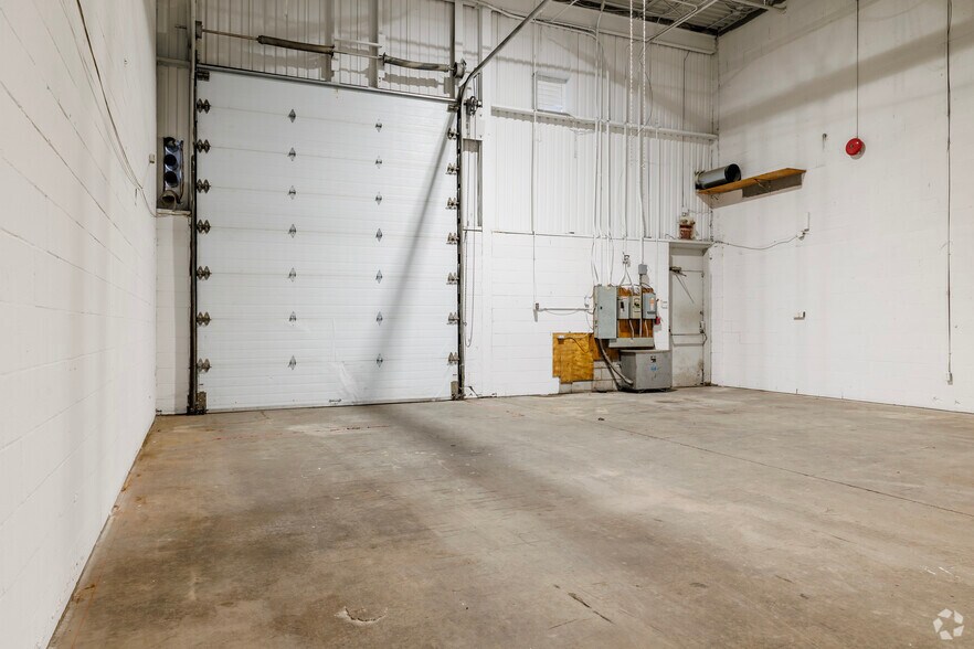 More Photos Of 4800 Boul Kimber, Longueuil Warehouse For Lease