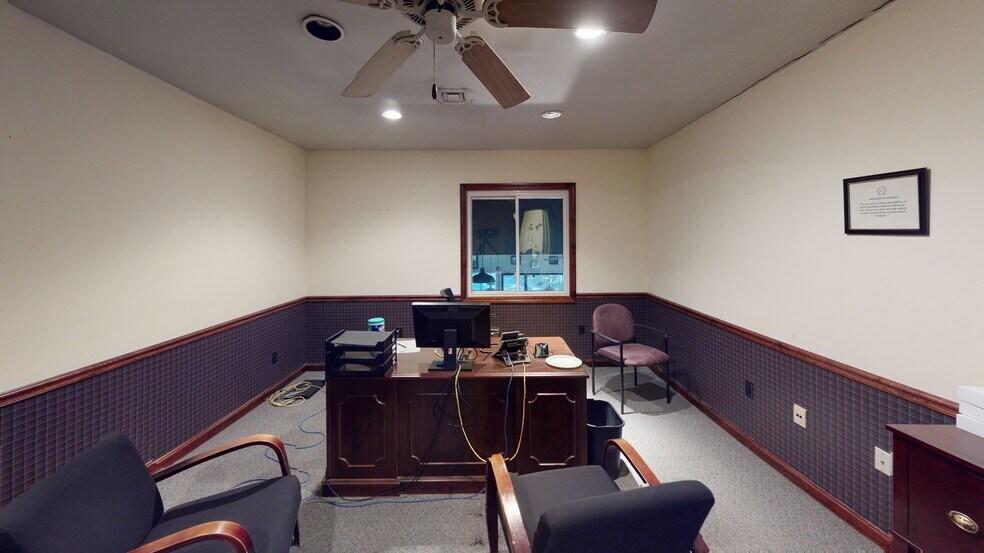 More Photos Of 34 Lafayette Rd, North Hampton Freestanding For Lease