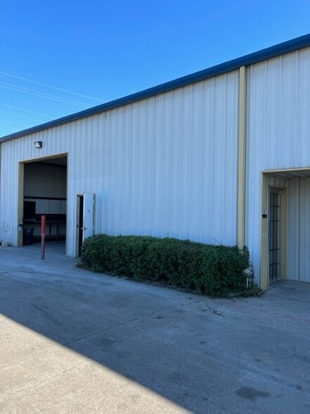 More Photos Of 710 Shepherd Dr, Garland Warehouse For Lease