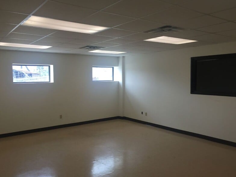 More Photos Of 3492 N US Highway 77, Giddings Warehouse For Lease