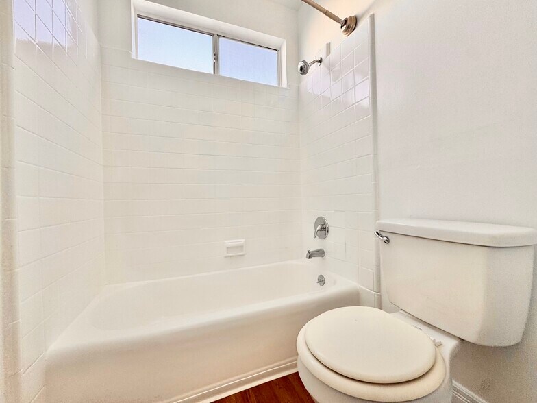 More Photos Of 2718 S Cochran Ave, Los Angeles Apartments For Sale