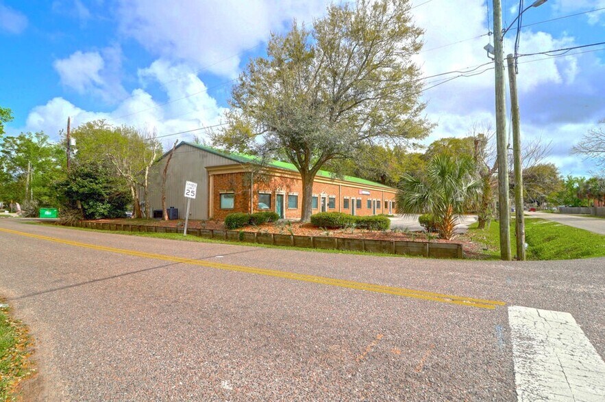 More Photos Of 720 Dupont Rd, Charleston Light Distribution For Lease