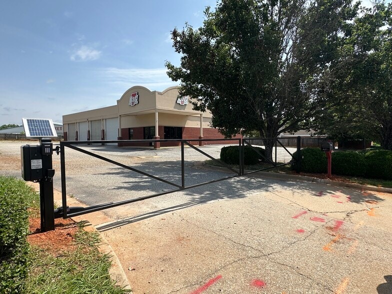 More Photos Of 7560 Kayne Blvd, Columbus Showroom For Lease