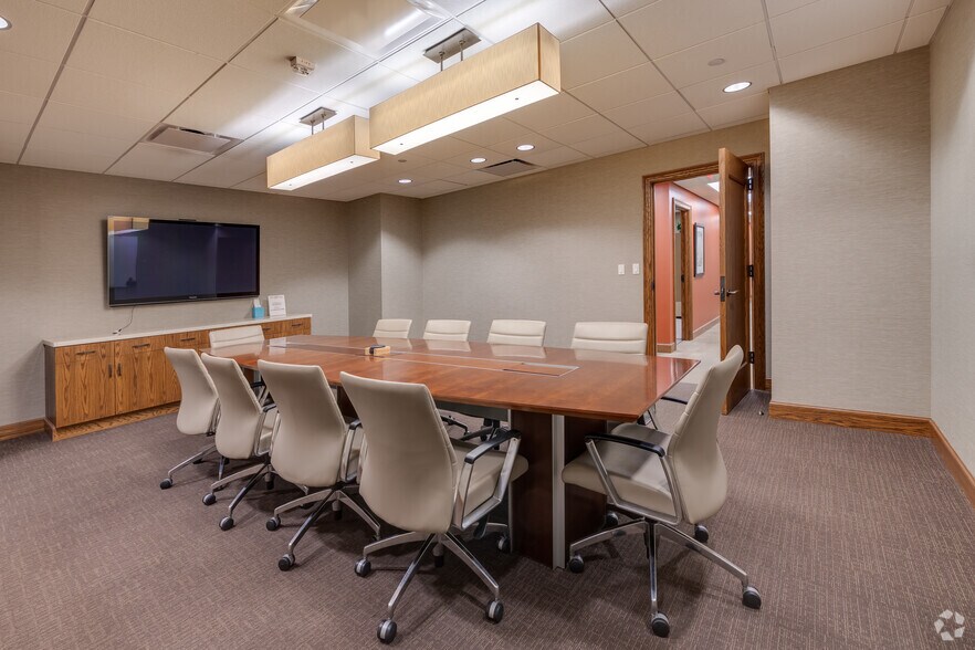 More Photos Of 401 S Boston Ave, Tulsa Office For Lease