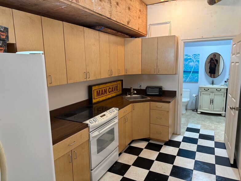 More Photos Of 330 Ohukai Rd, Kihei Light Manufacturing For Sale