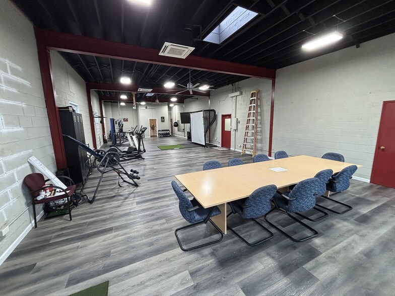 More Photos Of 618 W 5th St, Palmyra Service For Lease