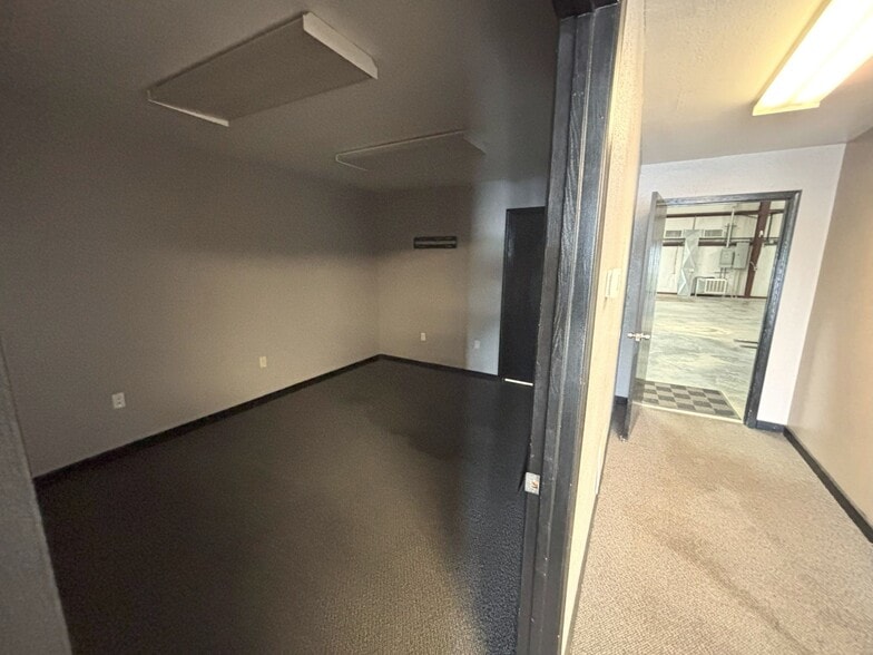 More Photos Of 1035 E 23rd St, Lawrence Warehouse For Lease