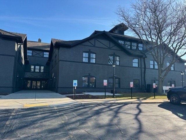 More Photos Of 301 N Broadway, De Pere Medical For Lease