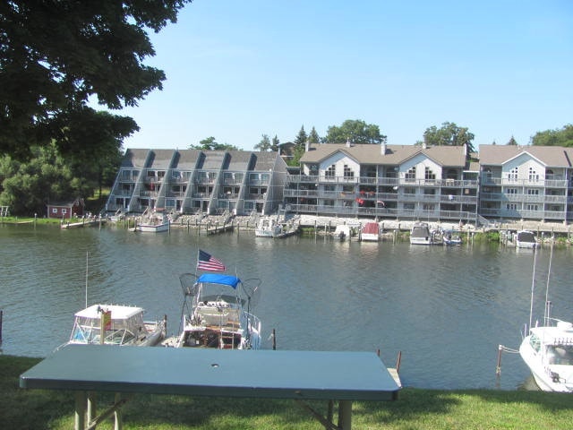 More Photos Of 520 Water St, Manistee Hotel For Sale