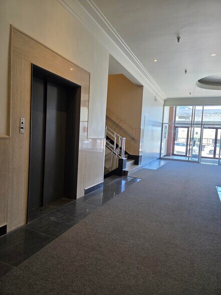 More Photos Of 4360 Ch de la Côte-de-Liesse, Mt Royal Showroom For Lease