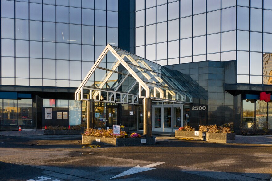 More Photos Of 2500 Boul Daniel-Johnson, Laval Office For Lease