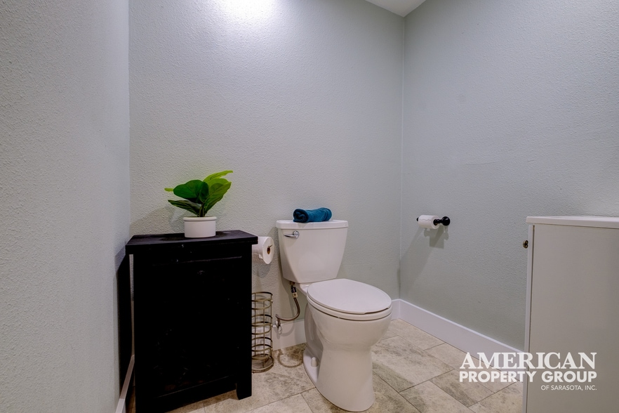 More Photos Of 520 Colonia Ln E, Nokomis Showroom For Sale