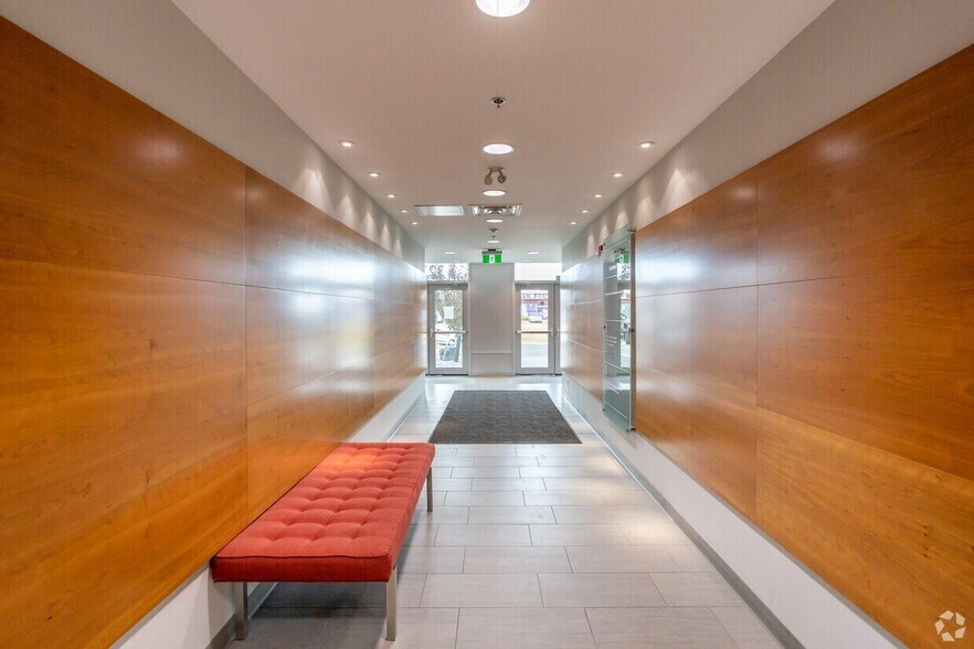 More Photos Of 3105-3223 5 Ave NE, Calgary Office For Sale
