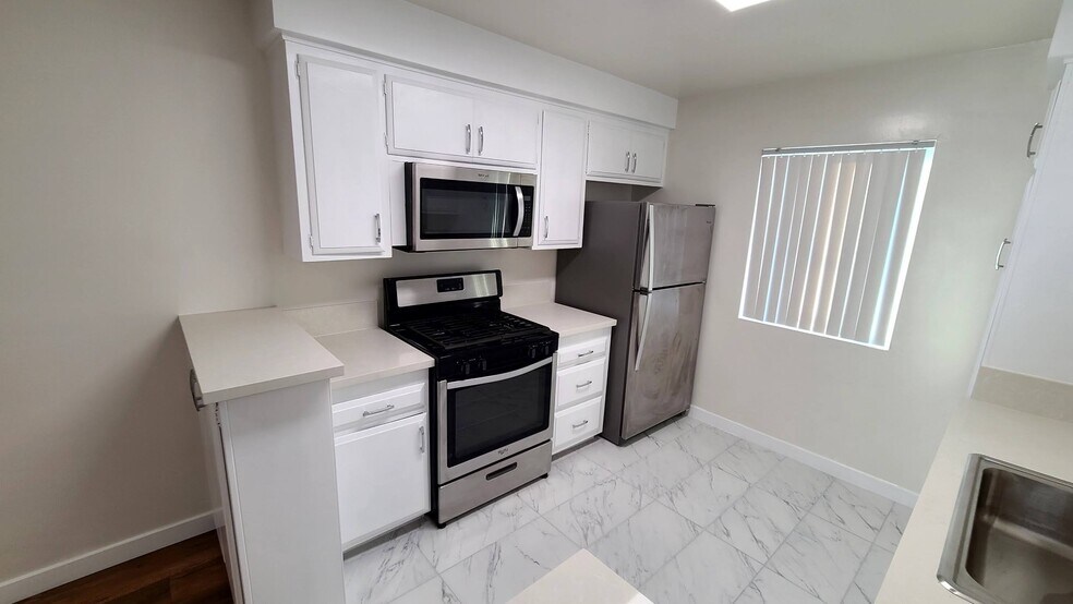 More Photos Of 423 N Harvard Blvd, Los Angeles Apartments For Sale