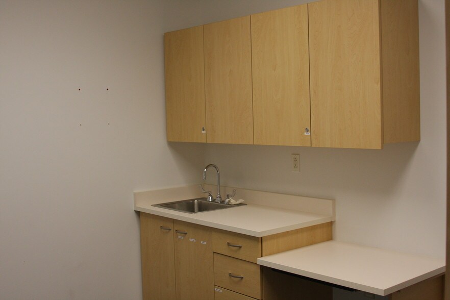 More Photos Of 108 Valley Dr, Elburn Storefront For Lease