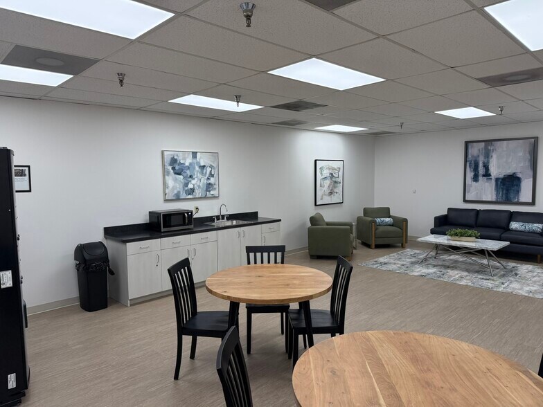 More Photos Of 16801 Addison Rd, Addison Office For Lease