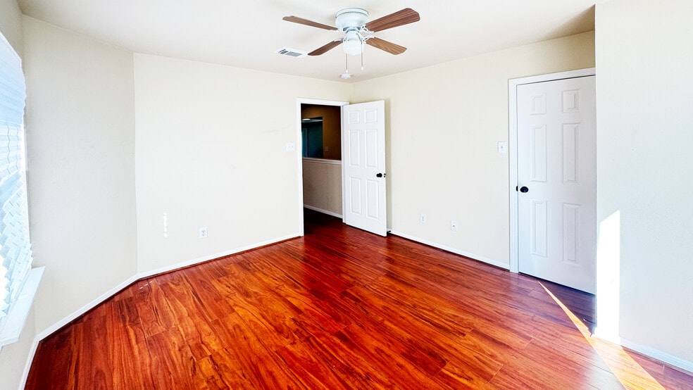 More Photos Of 6623 Gulf Fwy, Houston Office Residential For Sale