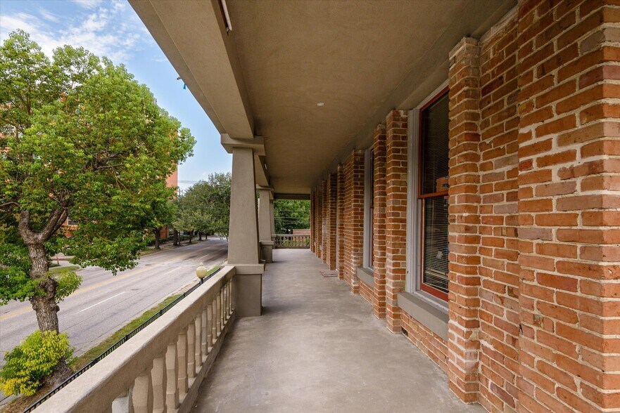 More Photos Of 119 E 20th St, Houston Office Residential For Sale