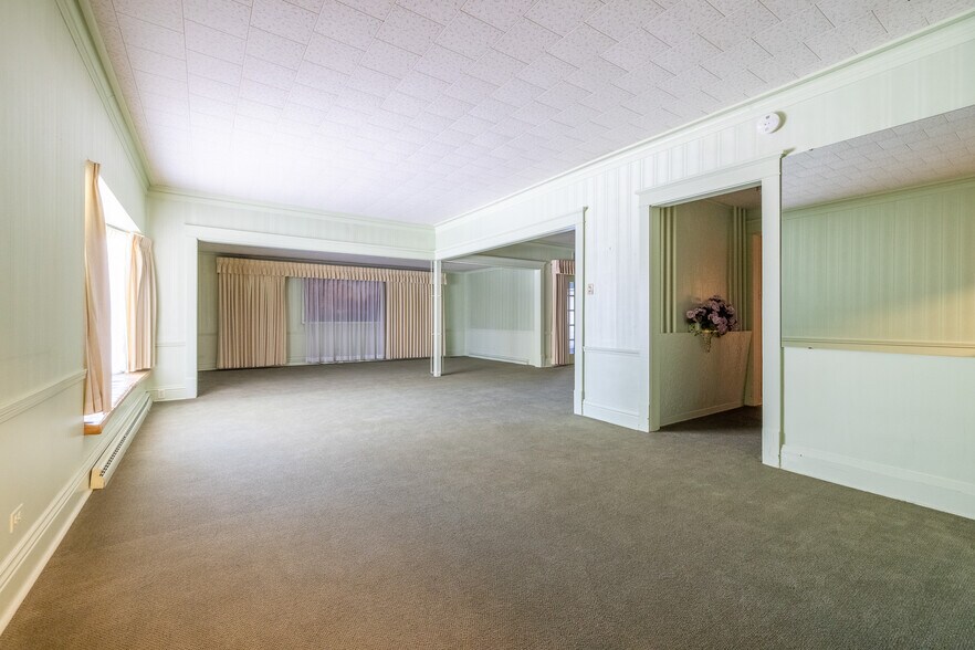 More Photos Of 12 N Pistakee Lake Rd, Fox Lake Freestanding For Lease