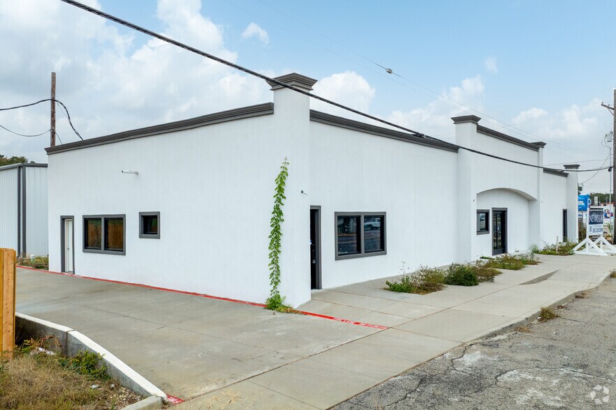 More Photos Of 2004 N Frazier St, Conroe Theater Concert Hall For Lease