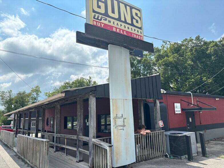 More Photos Of 1012 E Hackberry St, Salem Freestanding For Sale