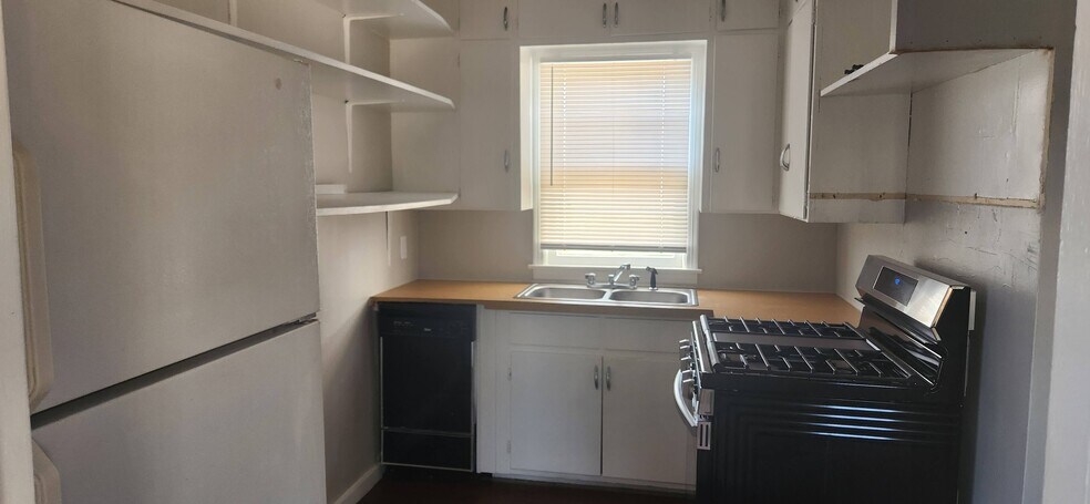 More Photos Of 920 N Main St, Stillwater Flex For Lease