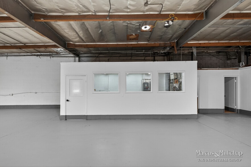More Photos Of 19340 Londelius St, Northridge Warehouse For Lease