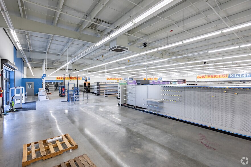 More Photos Of 201 Walnut St, Montezuma Freestanding For Lease