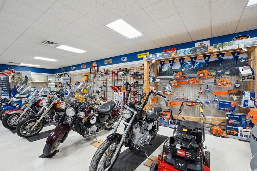 More Photos Of 1001 Short St, Decorah Auto Dealership For Sale