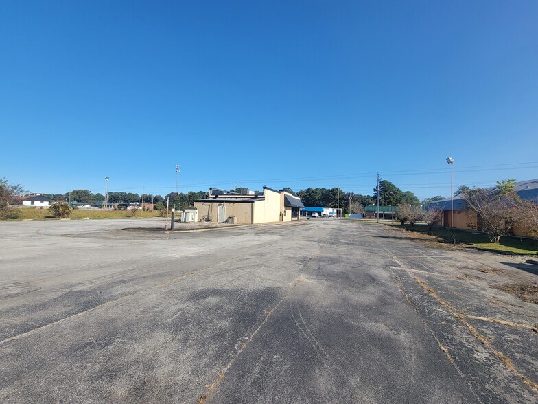 More Photos Of 2405 Neuse Blvd, New Bern Showroom For Sale