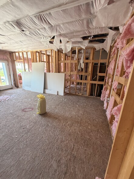 More Photos Of 1833 Curtis Ave, Chariton Apartments For Sale