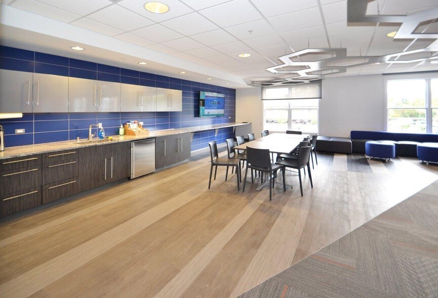 More Photos Of 30903 Northwestern Hwy, Farmington Hills Office For Lease