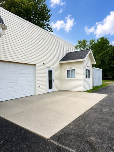 More Photos Of 301 Beech St, Connersville General Retail For Sale