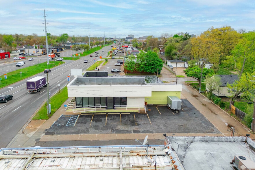 More Photos Of 13630 W Eight Mile Rd, Oak Park Freestanding For Lease