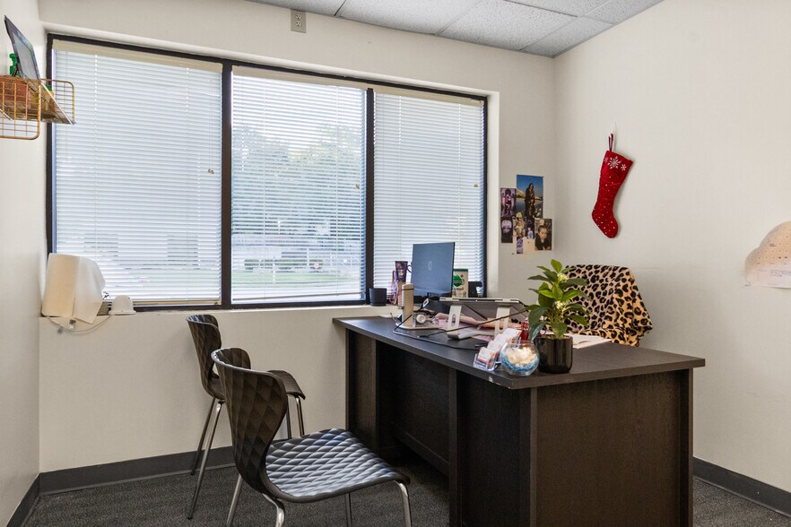 More Photos Of 1119-1123 Merriam Ln, Kansas City Office For Sale