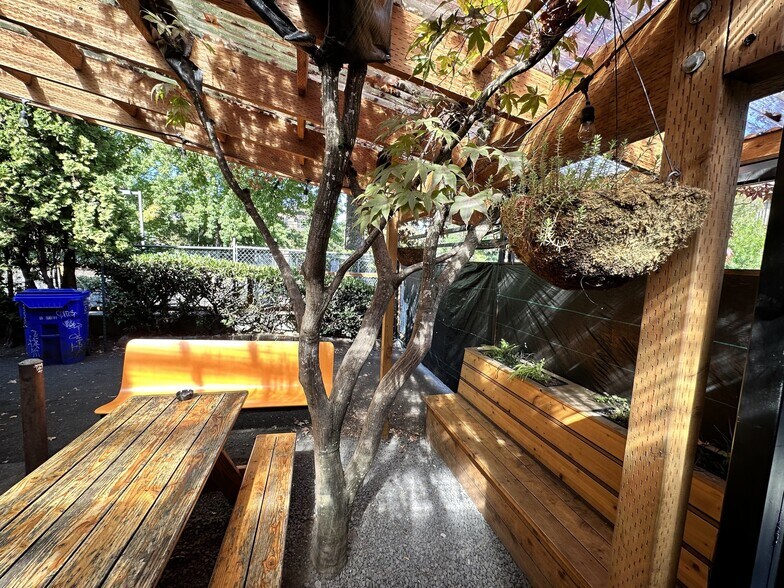 More Photos Of 835-841 NE Broadway St, Portland Restaurant For Sale