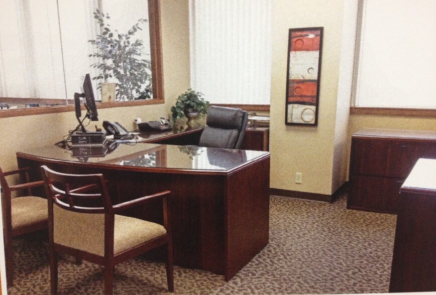 More Photos Of 100 E Kimberly Rd, Davenport Office For Lease