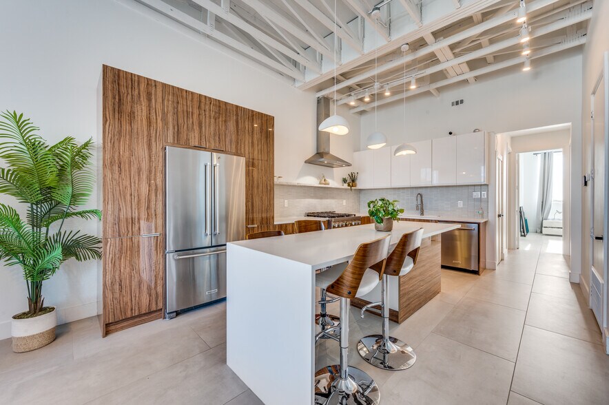 More Photos Of 4759 Algiers St, Dallas Loft Creative Space For Lease