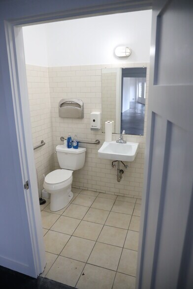 More Photos Of 8855 9th Ave SW, Seattle Convenience Store For Lease