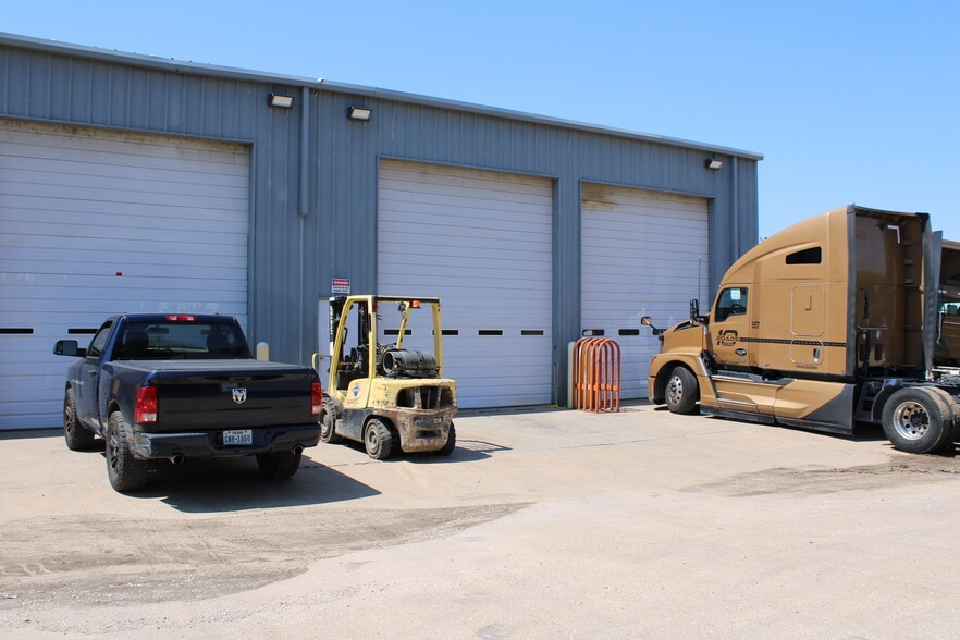 More Photos Of 1936 W Commerce St, Dallas Industrial For Lease