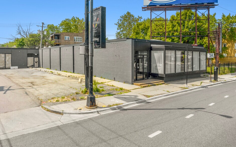 Primary Photo Of 2415 W Peterson Ave, Chicago Restaurant For Lease