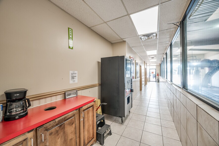 More Photos Of 311 S Timberland Dr, Lufkin Carwash For Sale