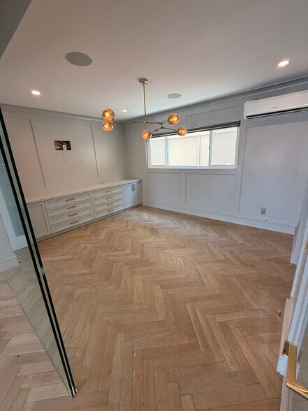 More Photos Of 733 10th St, Santa Monica Storefront Retail Office For Lease