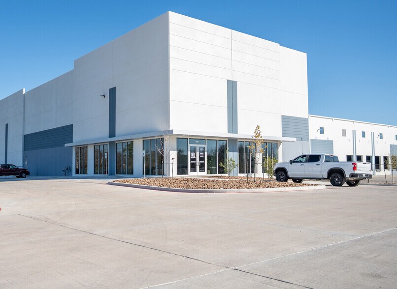 More Photos Of 5475 Allen-Genoa Rd, Houston Distribution For Lease