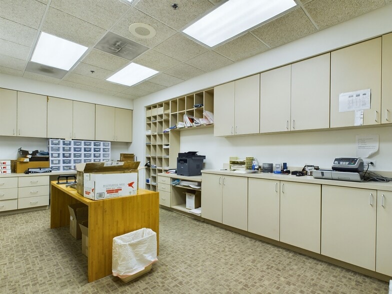 More Photos Of 585 Capital Dr, Lake Zurich Warehouse For Sale