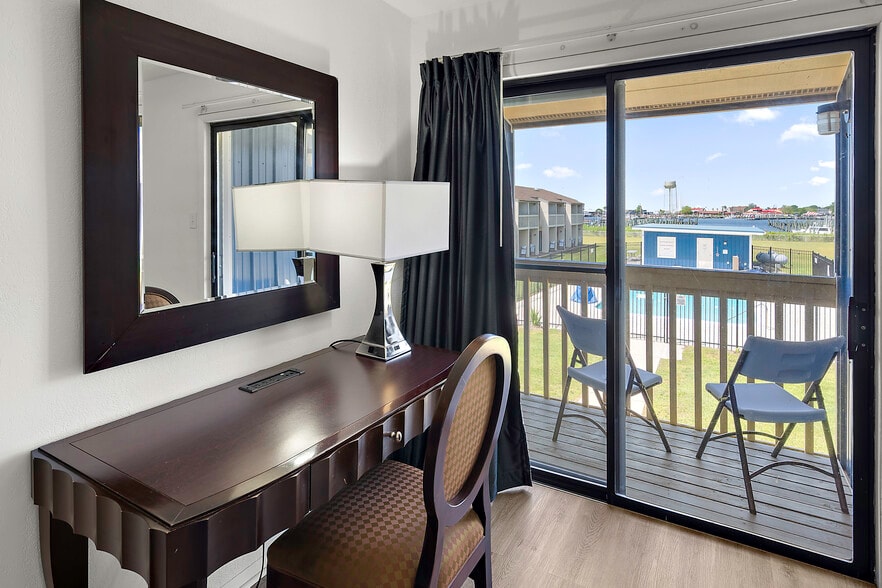 More Photos Of 700 Norris Harbor Dr, Crisfield Hotel For Sale