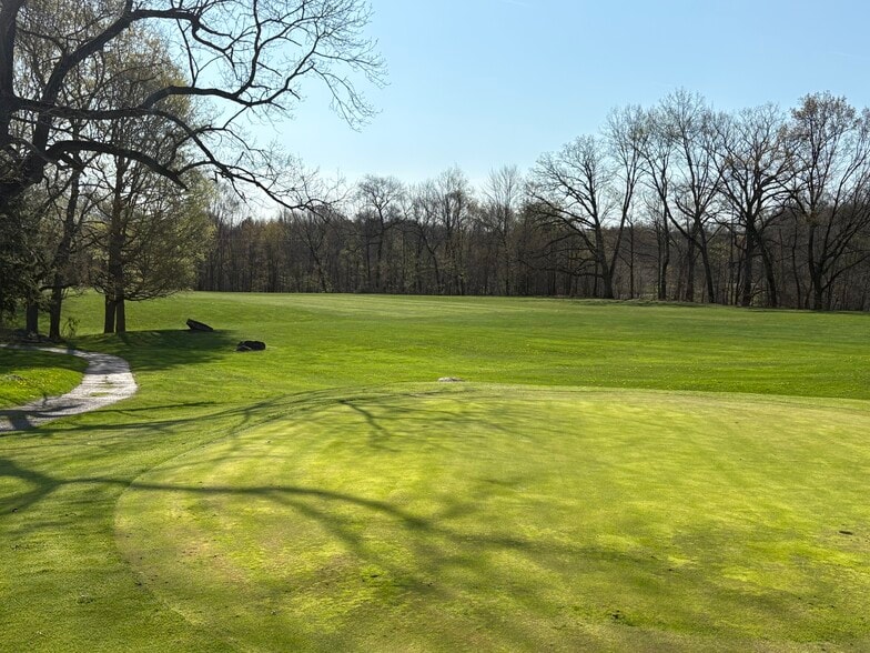 More Photos Of 318 Tanglewood Rd, Pulaski Golf Course Driving Range For Sale