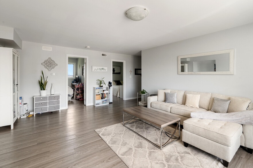 More Photos Of 2024 Dufferin Av, Wallaceburg Apartments For Sale