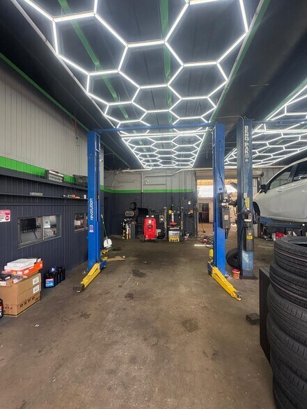 More Photos Of 250 NE 44th St, Oakland Park Auto Repair For Sale